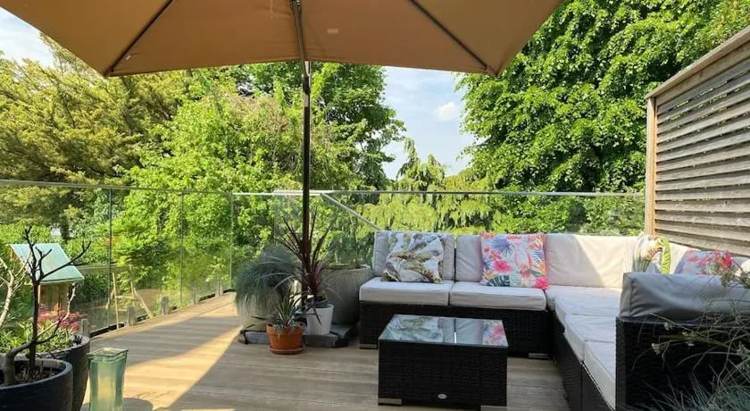 Lovely Large Garden Flat 23mins to Central London Four Bedrooms - Image 1
