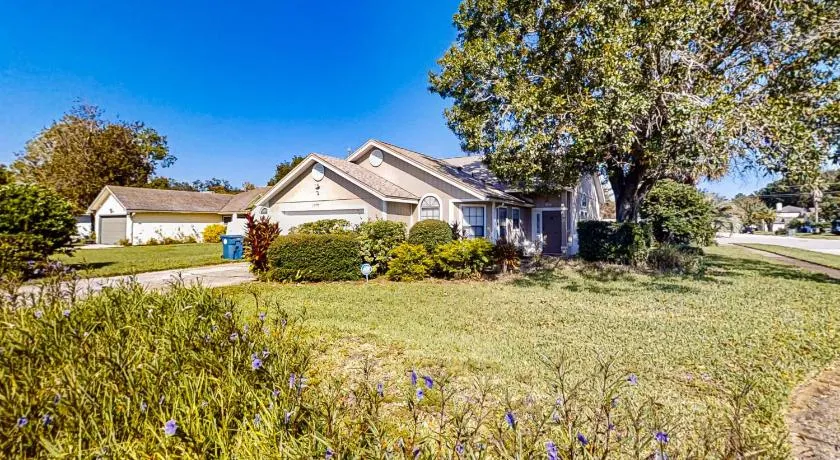 Spacious and quiet home with private patio & enclosed yard - Image 1