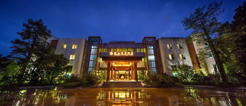 Yunfu Xinxing Longshan Hot Spring Hotel - Image 1
