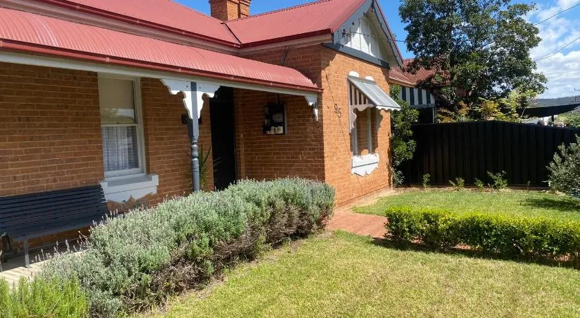 Merala a cosy cottage with easy stroll to CBD - Image 1