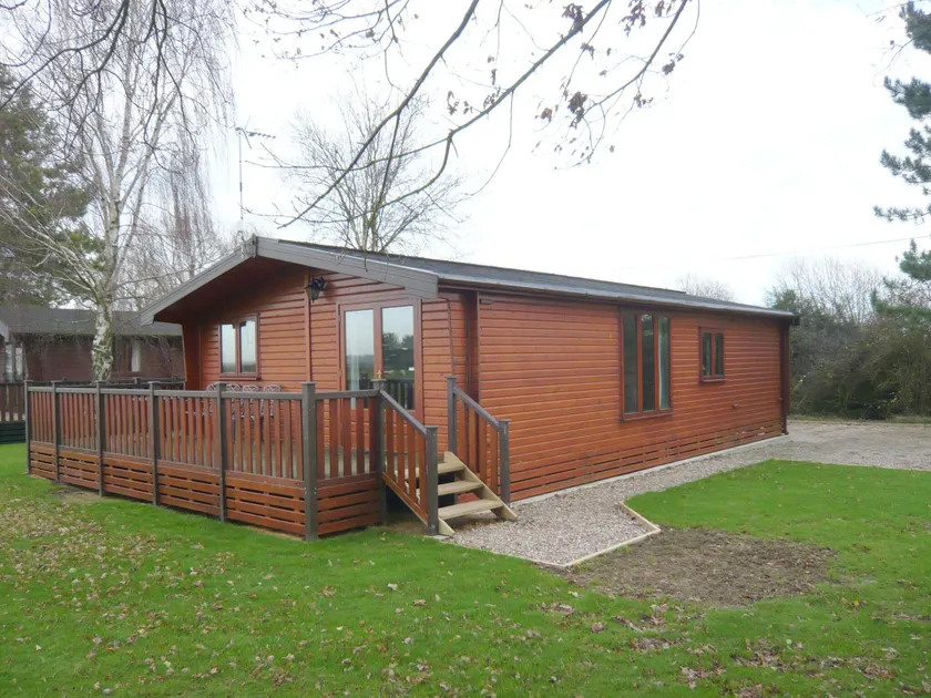 Charming Cottage in Romney Marsh Britain with Wooden Deck - Image 1