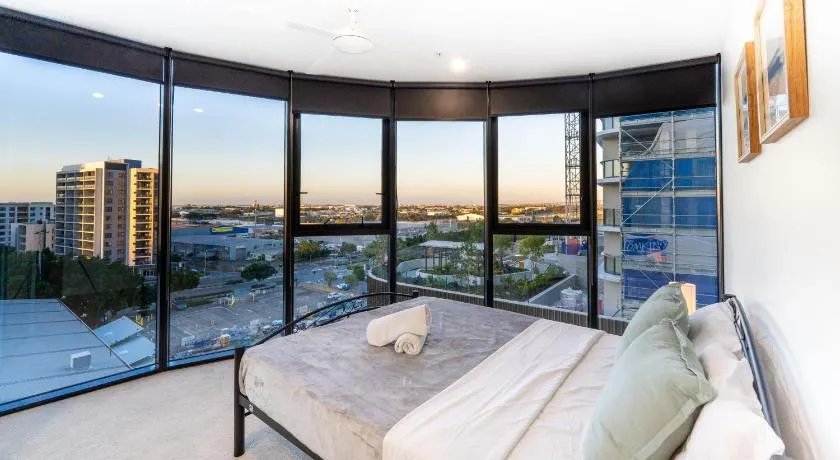 Central 2BR-2BA Resort-Style Retreat In Hamilton M21 - Image 1