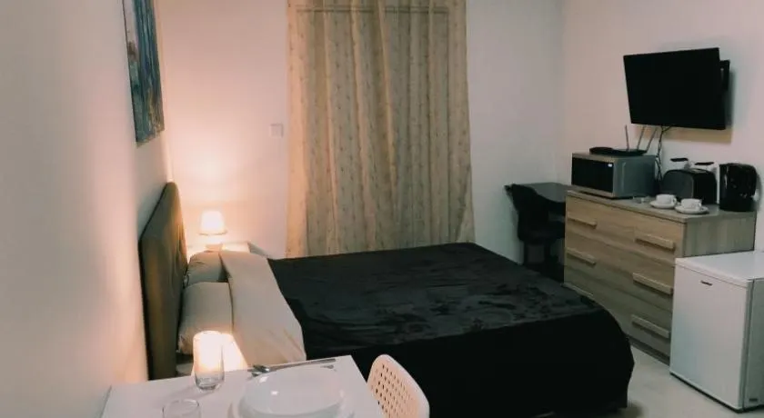 Fairwinds - Double Room with Ensuite - Luqa Airport - Self Check In & Out available - Image 1