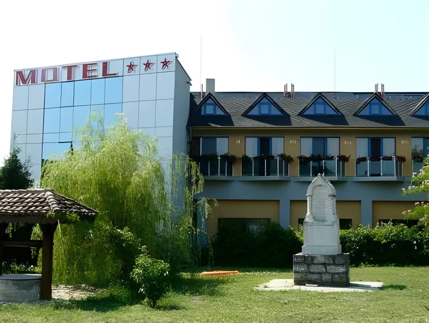 Formula 1 Motel - Image 1