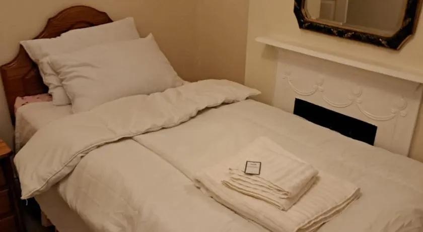 Single Bedroom available - Train station London Seven Kings - Image 1
