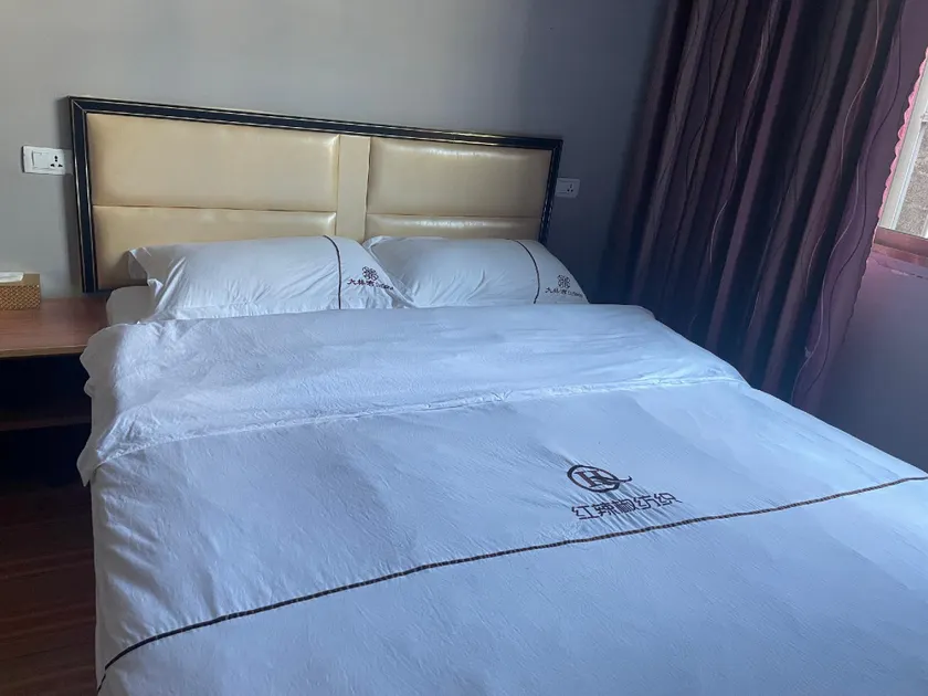 Dalin Bay Hotel - Image 1