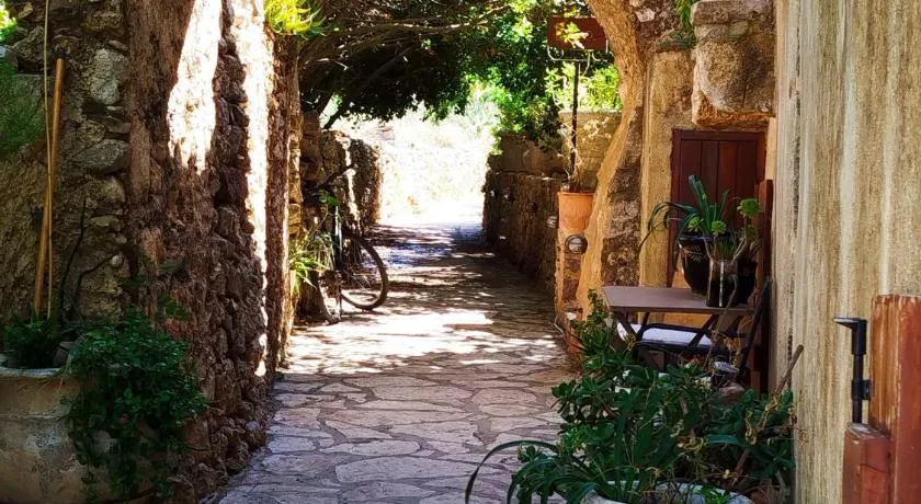 Porfyrousa Traditional Hotel - Image 1