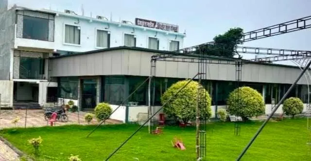 Hotel O by OYO Prem Kunj Acharya Narendra Dev Nagar - Image 1