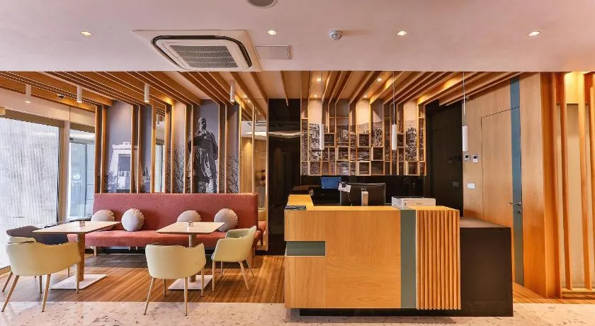 Carine Hotel Centar - Image 1