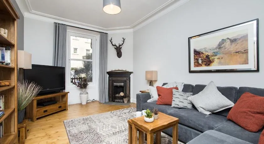 Beautiful, Traditional 2 Bedroom Main Door Flat - Image 1