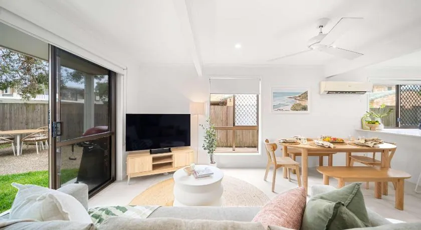 Coolum Coastal Abode - Pet-Friendly Walk to Beach - Image 1