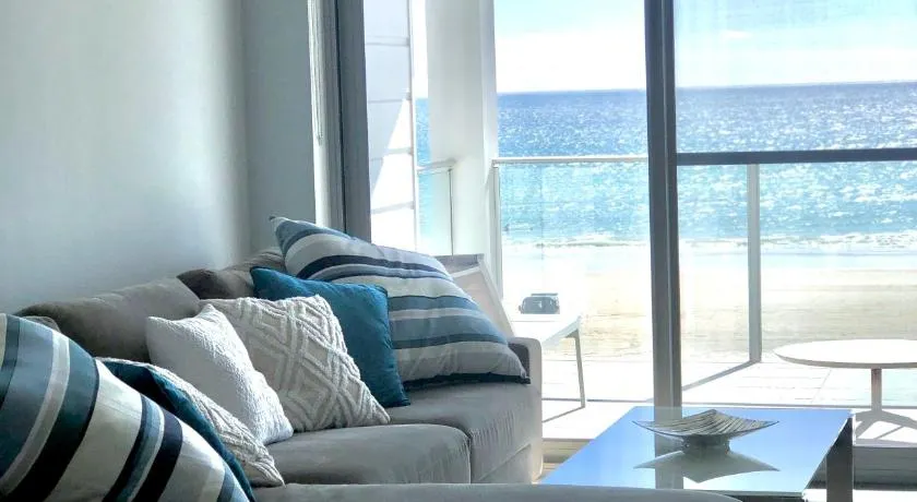 Luxury beachfront apartment - Image 1