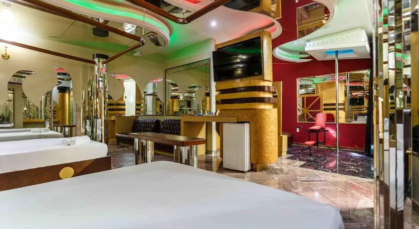 Status Motel - Image 1