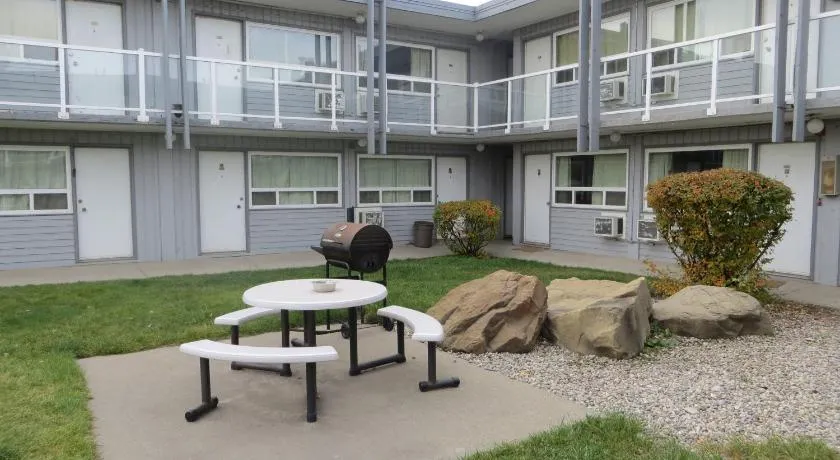 Travellers Inn - Image 1
