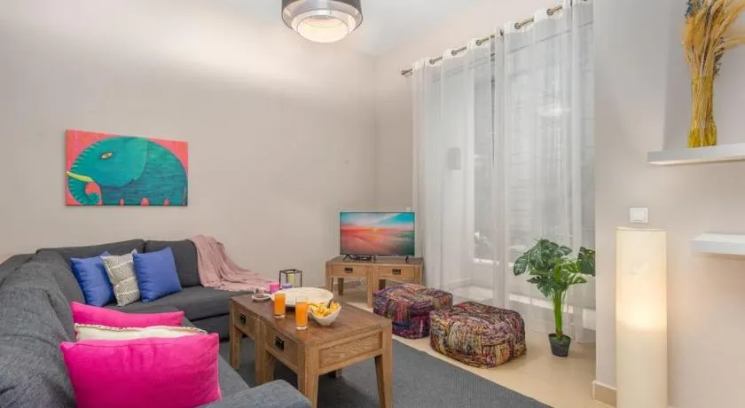 Sirene 1-BR Apt, Pool & Gym in Gemmayze - Image 1