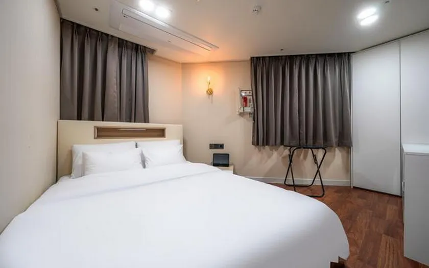 Regen Hotel - Image 1