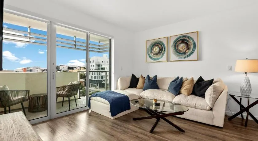 Luxury Penthouse 2-BR - with Pool & Gym Access - Image 1