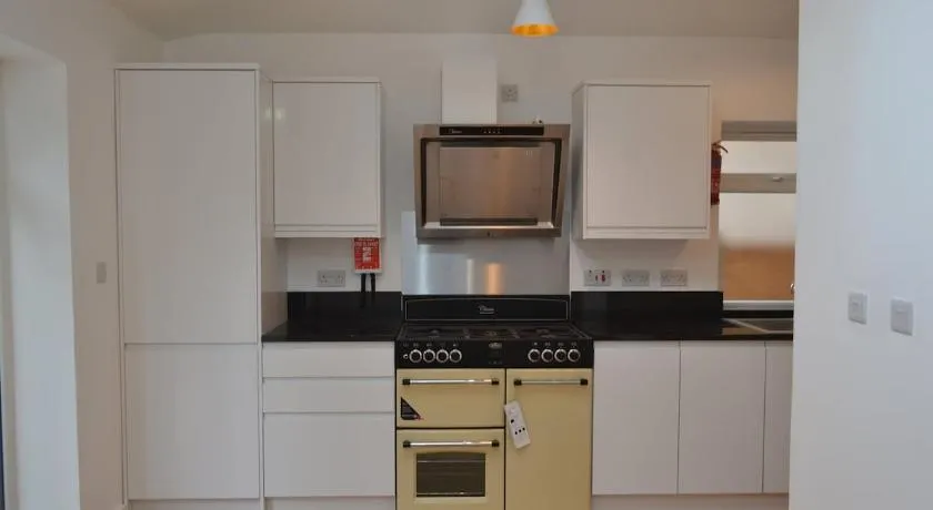 5 Bed Spacious Family Home in Chingford - Image 1