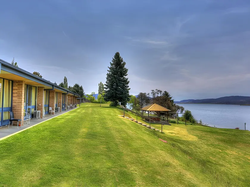 Lake Jindabyne Hotel - Image 1