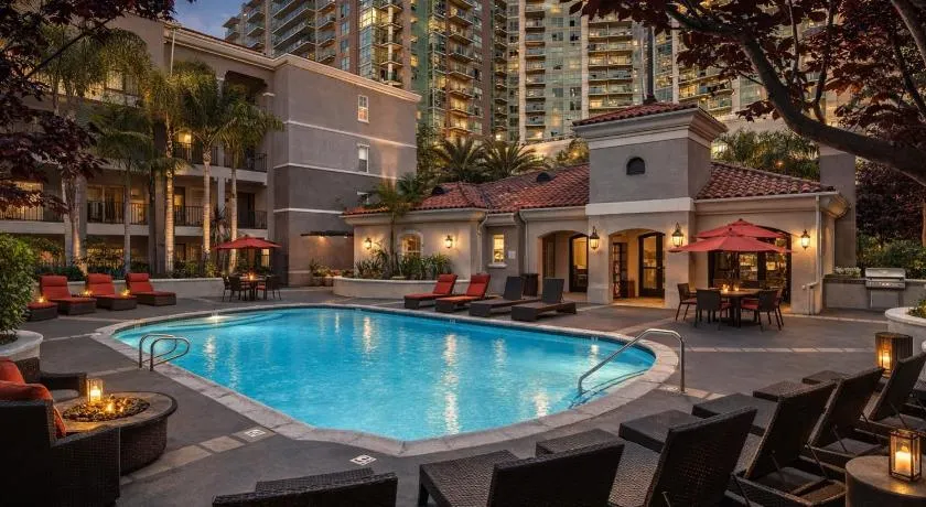 Modern 1 & 2 Bedroom Apartments Near Venice & MDR with Pool Gym & Cinema - Image 1