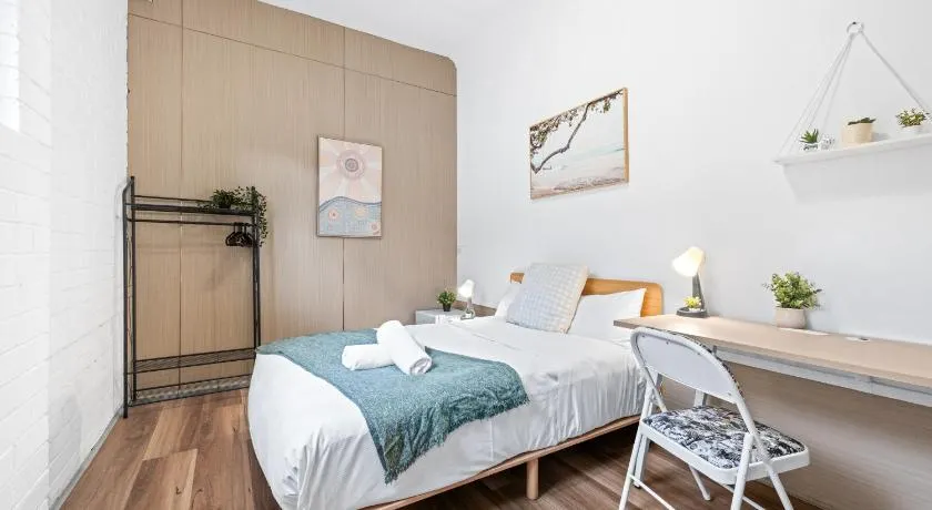 Comfy Double Room - Cozy and Well-Connected - Shared Bathroom - Image 1