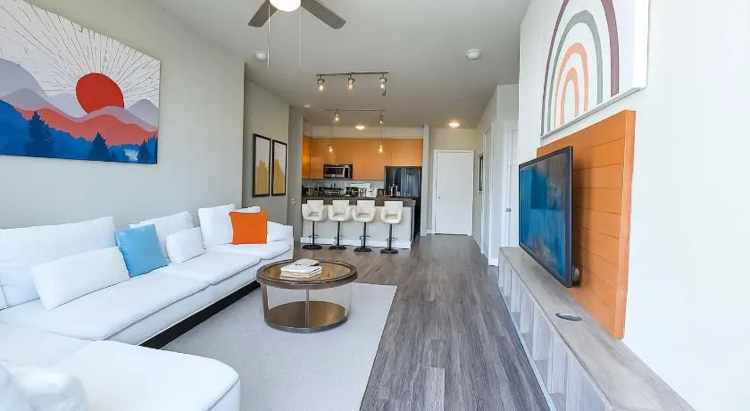 Poolside Comfort 2BR Galleria Stay AND Garage - Image 1