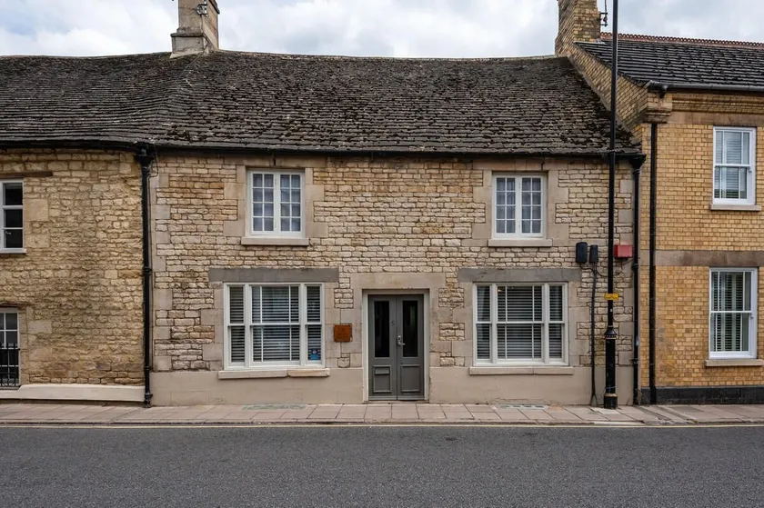 Spacious, luxury town centre Granary conversion - Image 1