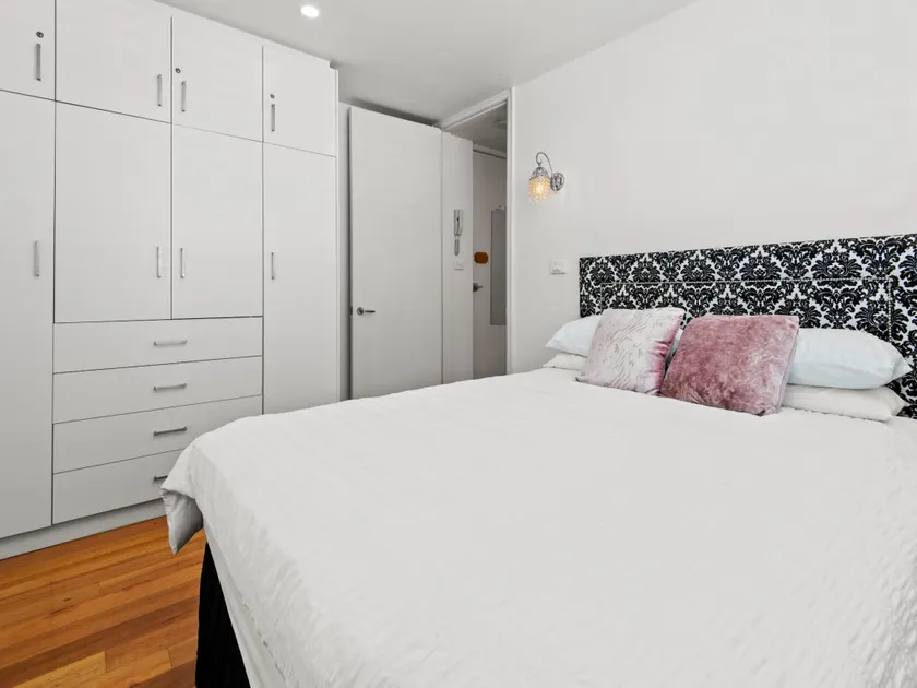 Convenient Apartment in heart of Carlton - Image 1