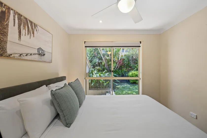 Spacious 4-Bed Family Retreat with Pool Near Beach - Image 1