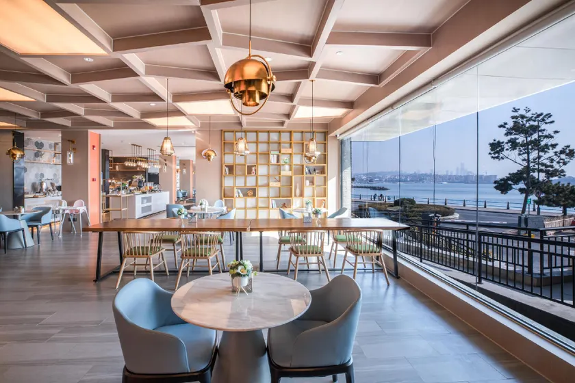 Atour Hotel Qingdao Zhanqiao Pier Sea View - Image 1