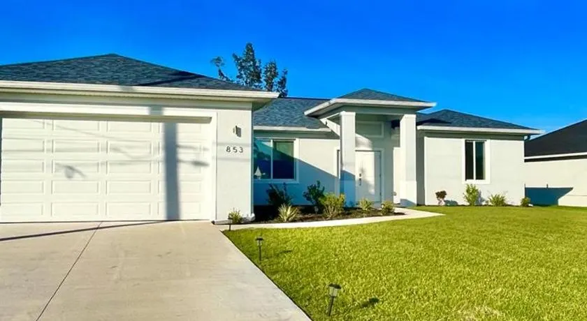 New house with canal view in Cape Coral - Image 1