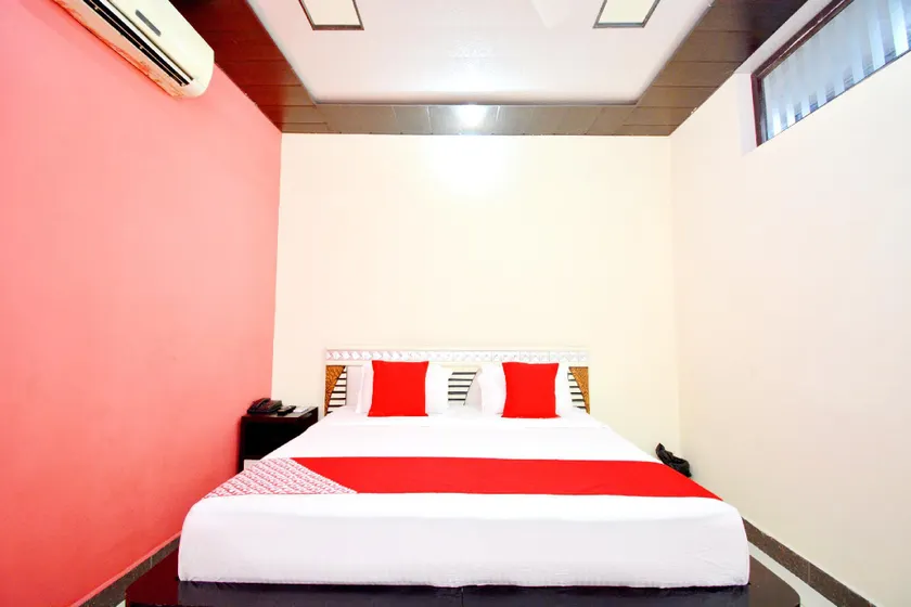 OYO 42945 Surya Hotel - Image 1