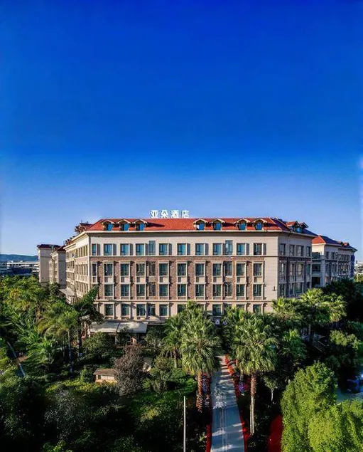 Atour Hotel Kunming Dianchi Park 1903 - Image 1