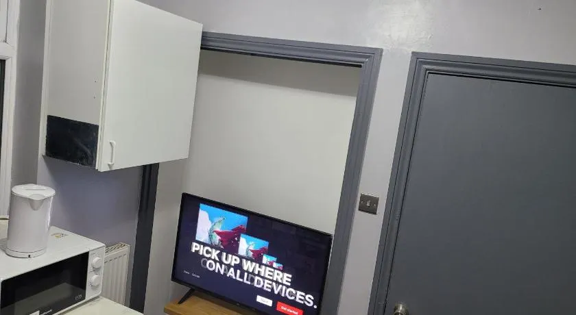 Sleek 2 bedroom flat-sleeps up to 5 guest - Image 1
