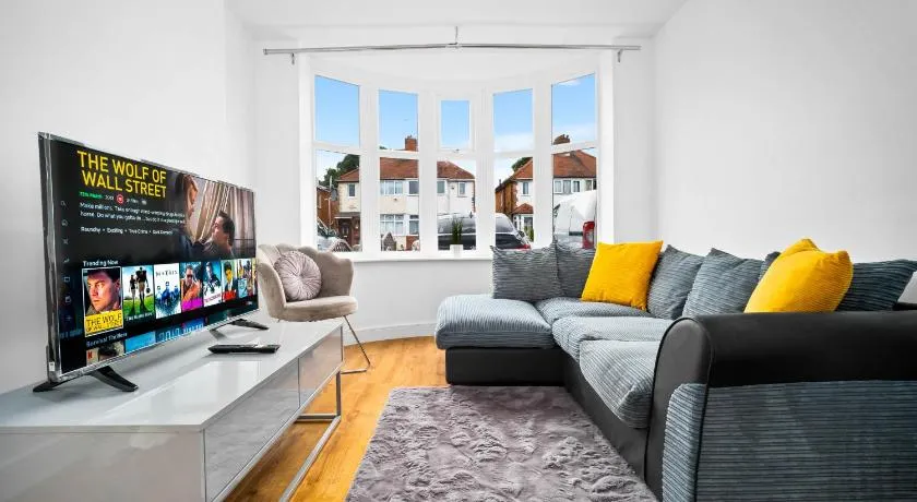 The Rock, Elegant 4 Bedroom House, Solihull, close to NEC, sleeps 8 - Image 1