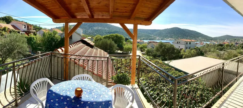 Apartment Ivo A2 Vinisce, Riviera Trogir - Image 1
