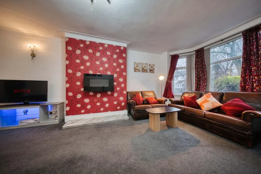 3 Bedrooms Sleeps 7 Free Parking - Image 1
