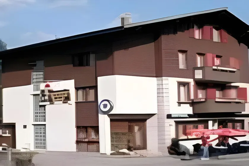 Hotel Tourist - Image 1