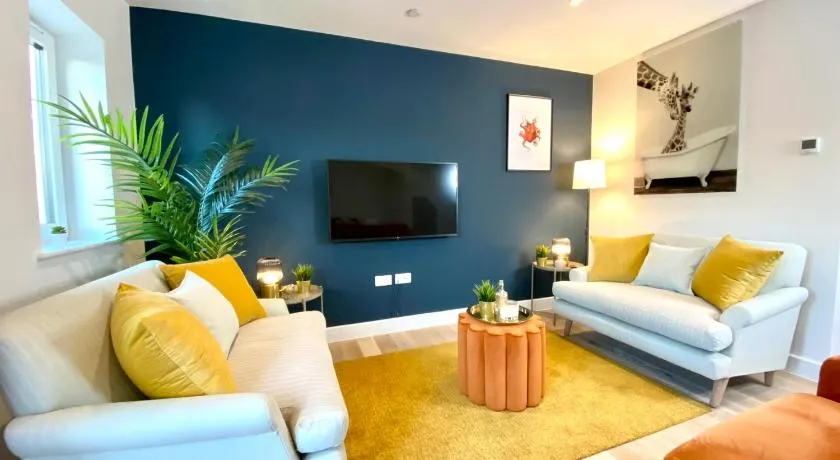 Amazing NEW Large 2 bedroom House - 5 Minutes to the nearest Beach! - Great Location - Garden - Parking - Fast WiFi - Smart TV - Newly decorated - sleeps up to 5! Close to Poole & Bournemouth & Sandbanks - Image 1