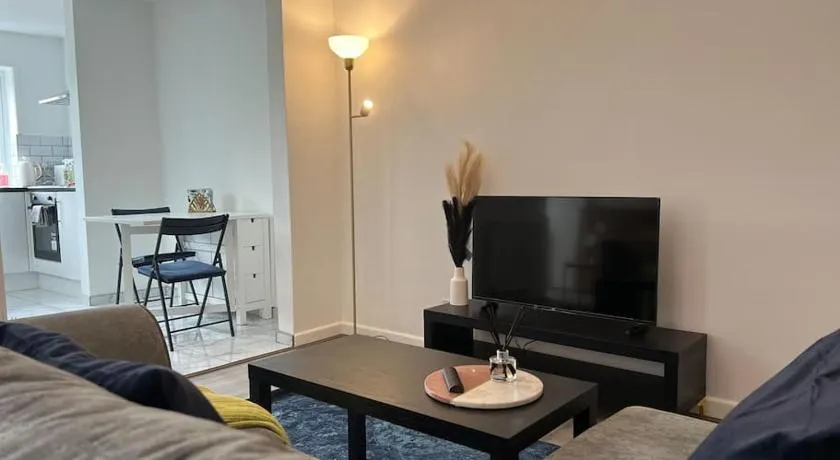Entire Newly Renovated house -Southampton City - Private Driveway Parking - 4 Bedrooms 5 Beds Sleeps 7 - Great for Friends, Families & Contractors - Image 1