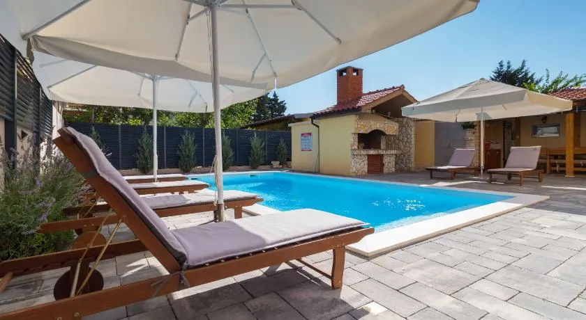 Maison avec barbecue, jardin et terrasse - Image 1