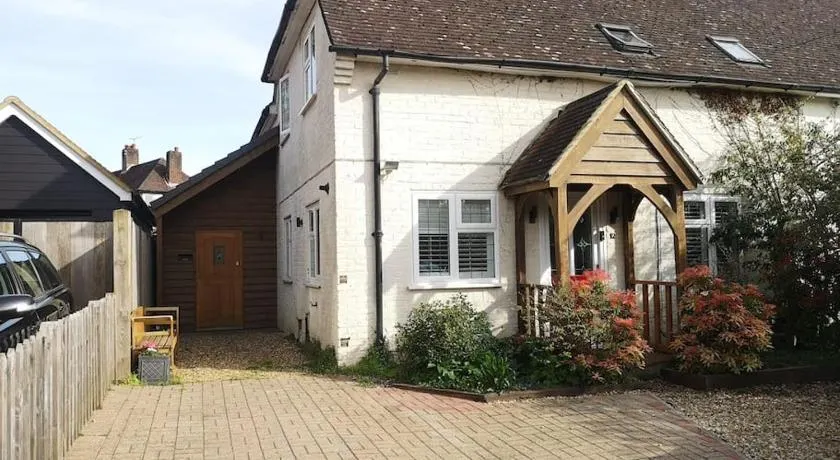 Stylish central Horsham residence with parking and hot tub - Image 1