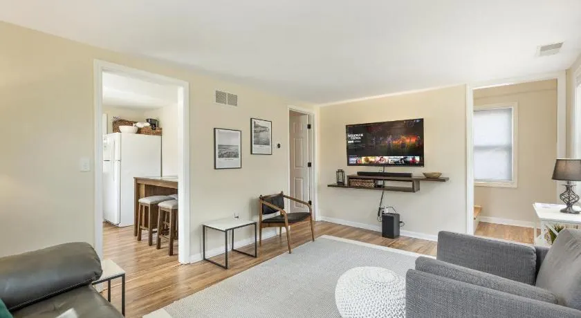 Perfect Location Walk to MSU Campus High End Mattresses Fast Wi-Fi - Image 1
