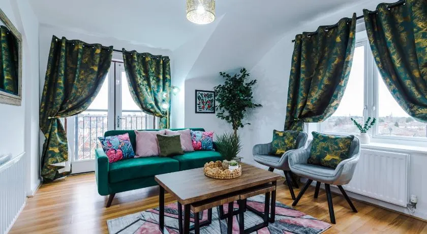 Pinley Place Serviced Apartment - Charming 2Bed Retreat Coventry - Image 1