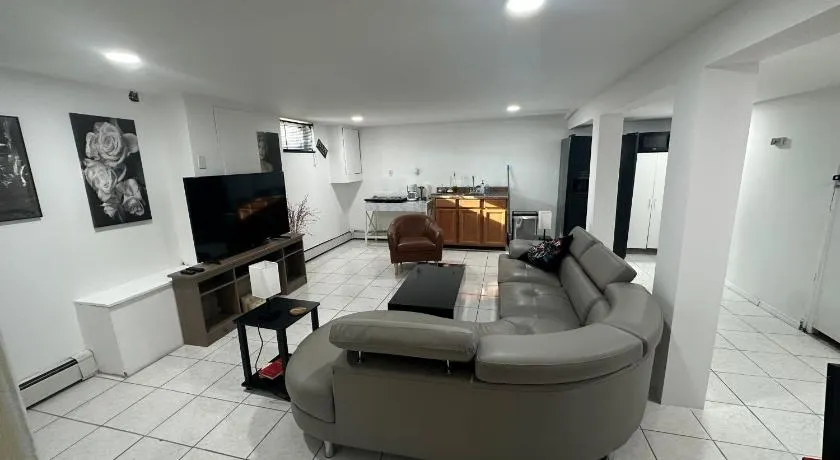 Cozy Spacious Guest Suite - Image 1