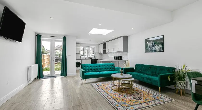 Spacious Detached House with 7 Beds Includes Ping Pong and Pool Table Sleeps 14 Free Parking - Image 1