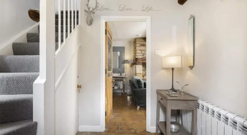 Corner Cottage - Image 1