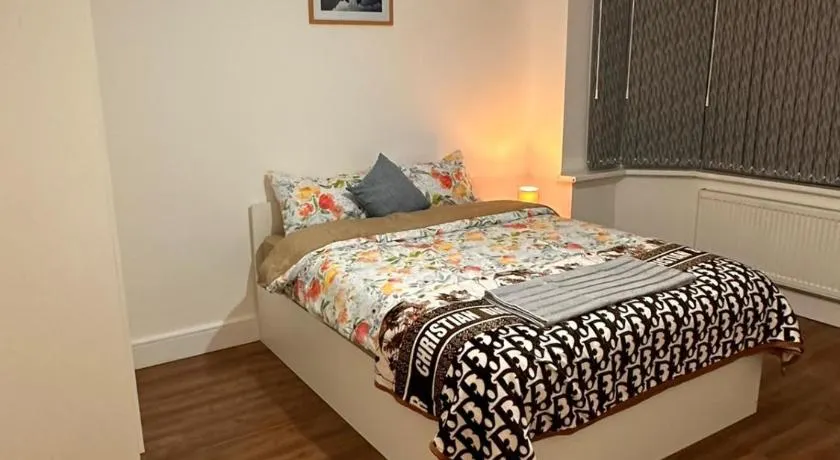 Lovely Hillingdon Family Holiday Home - 6 bedrooms - Image 1