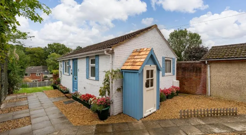 1 bed house in Hampshire - Image 1