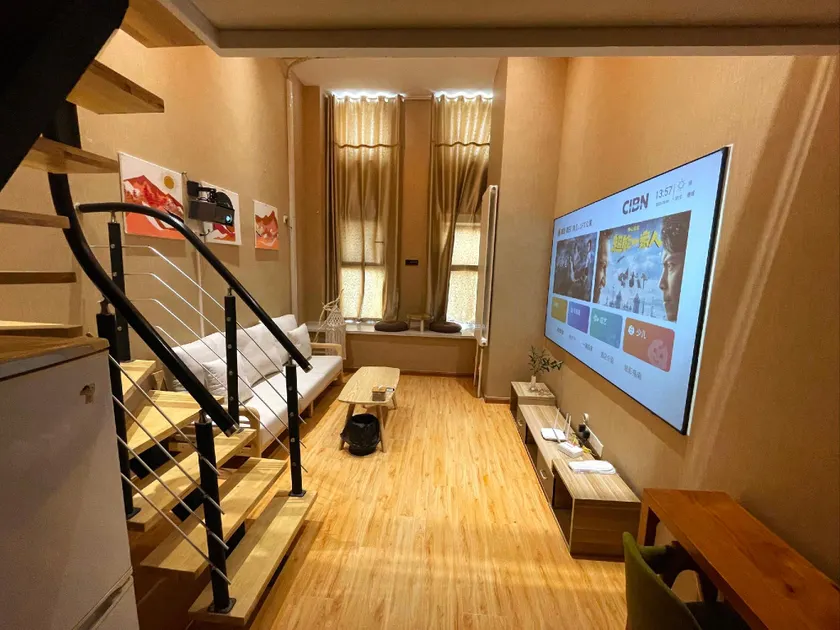 Loft Giant Screen Cinema Hotel - Image 1